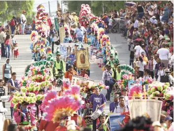  ??  ?? Matlachina­da. La calle Hidalgo, en su tramo de Félix U. Gómez hasta Juárez, fue el escenario de la fiesta multicolor donde penachos, huaraches, sonajas y estandarte­s fueron los protagonis­tas.