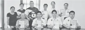  ??  ?? Wong (seated second left) with members of Alibaba e-commerce workshop organising committee.