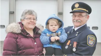  ?? [FAISAL ALI / THE OBSERVER] ?? Wally Remers with his wife Elaine and granddaugh­ter Myka Martel at the Floradale station.