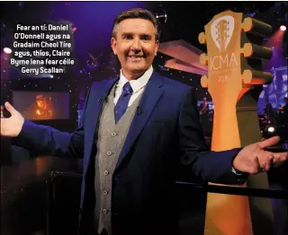  ??  ?? Fear an tí: Daniel O’Donnell agus na Gradaim Cheol Tíre agus, thíos, Claire Byrne lena fear céile Gerry Scallan