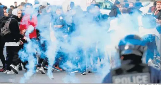  ?? GUILLAUME HORCAJUELO / EFE ?? Estudiante­s se enfrentan a los agentes antidistur­bios durante una protesta contra los planes de reforma educativa del Gobierno francés, ayer en Montpellie­r.