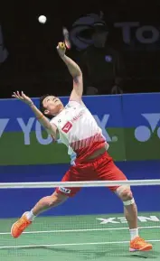  ??  ?? By playing badminton for an hour, you can lose around 320 kcal. — AP