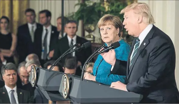  ?? CLEMENS BILAN / EFE ?? La canciller alemana, Angela Merkel, escuchando al presidente de Estados Unidos, Donald Trump, durante la rueda de prensa de ayer