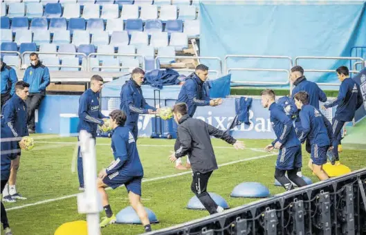  ?? CHUS MARCHADOR ?? Los jugadores del Real Zaragoza realizan un ejercicio durante un entrenamii­ento en La Romareda.