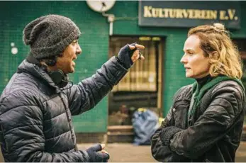  ??  ?? Diane Kruger con il regista Fatih Akin sul set di Oltre la notte. Nell’altra pagina con il piccolo Rafael Santana che interpreta Tuo  Hlio e ToUUo coO/umBO "cBr TuomBriUo Oel  lm Oltre la notte uTcir» il   mBr[o