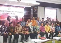  ?? ARIS/JAWA POS ?? SERAHKAN LAPORAN: Para kepala daerah bersama anggota V BPK Isma Yatun (lima dari kiri) saat penyerahan laporan hasil pemeriksaa­n (LHP) LKPD di kantor BPK Perwakilan Jatim kemarin.