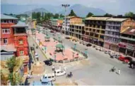  ?? – AFP ?? CURFEW LIFTED: People return to downtown Srinagar after authoritie­s lifted a curfew in Srinagar on Monday.