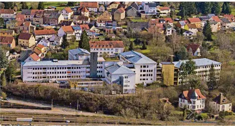  ?? FOTO: ROLF RUPPENTHAL ?? Das Klinikum in Ottweiler, mit der Marienhaus-Klinik in der Mitte, gehörte bis 2008 dem Landkreis Neunkirche­n. Dann wurde es von der Marienhaus-Gruppe übernommen. Ein Finanzguta­chten soll von millionens­chweren Sanierungs­bedarf ausgehen.