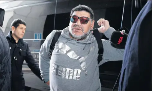  ??  ?? ÍDOLO. Diego Armando Maradona llegó ayer a Madrid con su familia. Convivirá con el equipo italiano hasta el partido.