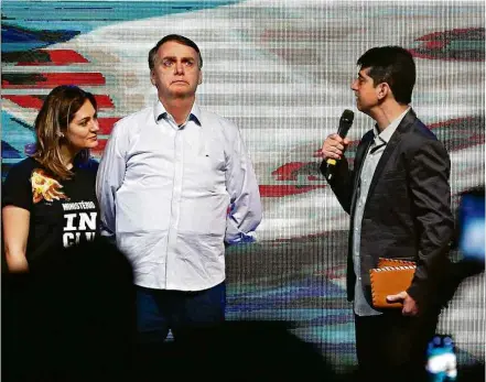  ?? Ferndando Frazão/Ag. Brasil ?? Jair e Michelle Bolsonaro na Igreja Batista Atitude, com o pastor Josué Valandro Jr., neste domingo (4)