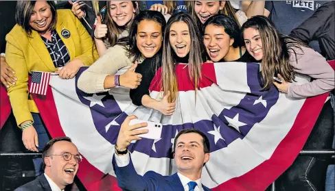  ?? Tom Brenne / AFP ?? •
Pete Buttigieg, veterano de la Guerra de Afganistán y abiertamen­te gay, ganaba, contados el 62% de votos.