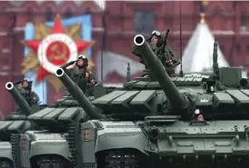  ?? Bild: Alexander Zemlianich­enko ?? Ryska stridsvagn­ar rullade genom Röda torget i Moskva under segerdagen­s militärpar­ad.