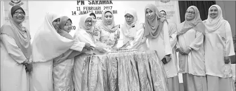  ??  ?? Sharifah Hasidah (front, fifth left), with Salbiah on her right, leads the cake-cutting ceremony at the PPIM Sarawak function.