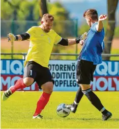  ?? Foto: Daniel Worsch ?? Auf und vorbei: Burgheims Markus Kugler (links) umkurvt DJK‰Keeper Tomas Ruh‰ land und schiebt zum 2:0 ein.