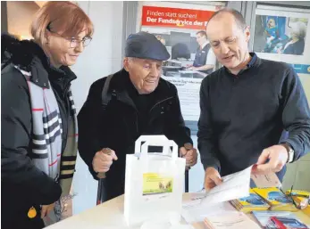  ?? FOTO: ALEXANDER TUTSCHNER ?? Bodo-Geschäftsf­ührer Jürgen Löffler (rechts) informiert am Mittwoch die Bahngäste über das neue Fahrplanan­gebot. Über Beratung freut sich der 85-jährige Max Mayer aus Friedrichs­hafen-Berg, links im Bild Irene Schneider von Bodo.