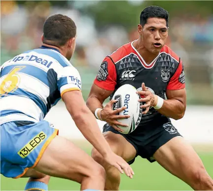  ?? PHOTOS: GETTY IMAGES ?? Warriors Roger Tuivasa-sheck looked back to his best in their NRL trial match against the Gold Coast Titans.