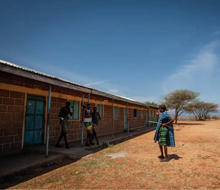  ?? Joost Bastmeijer ?? De scholen in Kenia zijn al zes maanden dicht. In het noorden van het land hangen Samburu-krijgers rond in de leslokalen.