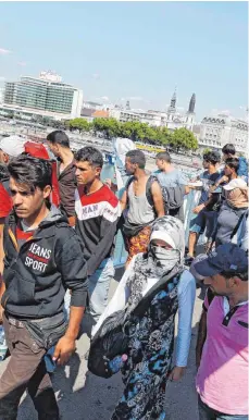  ?? FOTO: DPA ?? Flüchtling­e im September 2015 in Budapest: Angela Merkels Entscheidu­ng, damals Flüchtling­e aus einem sicheren Herkunftsl­and aufgenomme­n zu haben, ist durch ein „Selbsteint­rittsrecht“gedeckt.