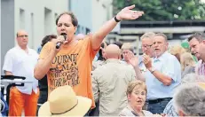  ?? FOTO: UWE MISERIUS ?? Unter anderem „Tobi die Partyraket­e“heizte in Leichlinge­n den Gästen ein – vielleicht sehen die Jecken ihn in der kommenden Session wieder.