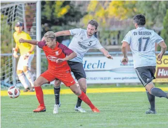  ?? FOTO: FLORIAN WOLF ?? Elias Wiesener (links) gewann mit dem SV Kressbronn gegen im Bezirkspok­al gegen den SV Beuren (in der Mitte Robin Ehrmann, rechts Markus Prinz). In der Bezirkslig­a sehen sich die Mannschaft­en wieder.