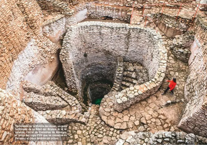  ??  ?? Yacimiento de la Motilla del Azuer, un pozo fortificad­o de la Edad del Bronce. A la izquierda, Corral de Comedias de Almagro, el único del siglo XVII que se conserva en Europa y el único también en activo.