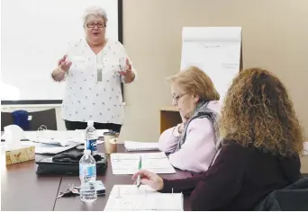  ??  ?? Jolaine Thomas, de l’Associatio­n francophon­e des aînés du Nouveau-Brunswick, en train de donner une formation pour les proches aidants. À la une, Linda, Elphège et Raymond Jean, dans leur résidence sur l’île Lamèque. - Acadie Nouvelle: Anne-Marie Provost