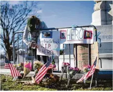  ?? Foto: Al Drago/getty Images/afp ?? Flaggen und Blumen erinnern an den Polizisten Brian Sicknick, der bei dem Angriff auf das Us-kapitol ums Leben kam.