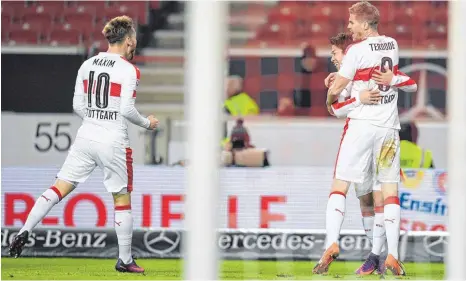  ?? FOTO: DPA ?? Takuma Asano und Simon Terodde (ganz re.) bejubeln das Tor zum 1:0, Alexandru Maxim (li.) freut sich auch.