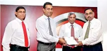  ??  ?? Chairman of the CA Sri Lanka Business School Mr. Heshana Kuruppu presenting a certificat­e to a CA member in the presence of Mr. Lasantha Wickremasi­nghe and CA Sri Lanka Vice President Mr. Jagath Perera.