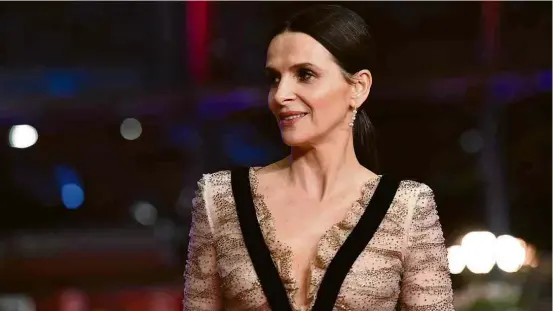  ?? Tobias Schwarz/AFP ?? A atriz francesa Juliette Binoche no tapete vermelho da abertura do Festival de Berlim