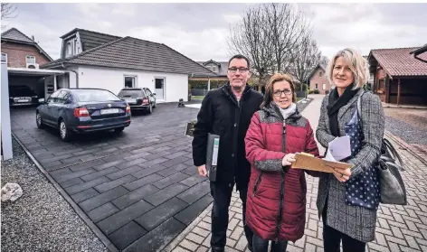  ?? FOTO: MARKUS VAN OFFERN ?? Egbert Peters, Elke Simon (M.) und Claudia Michels wollen wie viele ihrer Nachbarn für die Oybaum-Siedlung in Kalkar kämpfen.