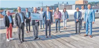  ?? FOTO: VR BANK OSTALB ?? Insgesamt 8400 Euro gingen an ausgewählt­e Organisati­onen. Unser Bild zeigt die Spendenemp­fänger und die Mitglieder von Stiftungsv­orstand und -beirat.