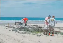  ?? JOFFRE LINO / EXPRESO ?? Tarea. La construcci­ón de las cabañas en la playa comenzó ayer.