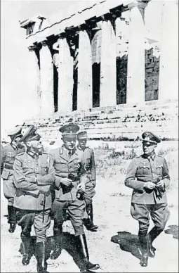  ?? ROGER VIOLLET / GETTY ?? Oficials nazis a l’Acròpolis d’Atenes, el maig del 1941