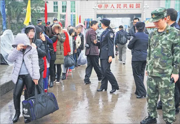  ?? HUANG JUN FOR CHINA DAILY ?? Abducted Vietnamese women prepare to return home at Dongxing port, Guangxi Zhuang autonomous region, on the China-Vietnam border,