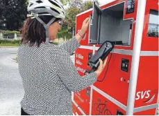  ?? FOTO: SBO ?? Service für Radfahrer: Am Bahnhof in Schwenning­en steht eine Ladebox für E-Bikes und Pedelecs zur Verfügung, auch in Villingen ist eine Station der Stadtwerke in Planung.