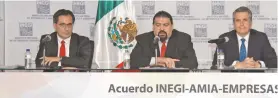  ??  ?? Eduardo Solís, presidente de la AMIA (segundo de izq. a der.), afirmó que en el nuevo acuerdo no se establece ningún esquema sobre salarios.