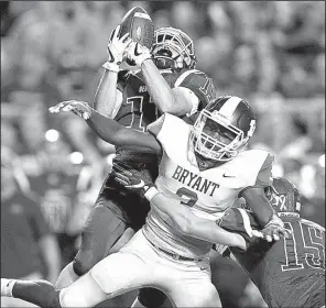  ?? Arkansas Democrat-Gazette/THOMAS METTHE ?? Benton defensive back Tristian Hutchinson (11) breaks up a pass intended for Bryant receiver Randy Thomas during the second quarter.