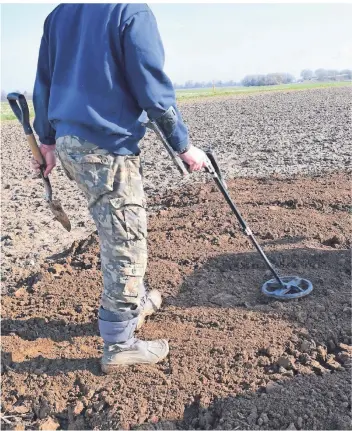  ?? FOTO: THUNS/LVR ?? Sondengäng­er benötigen zahlreiche Genehmigun­gen für ihr Hobby.