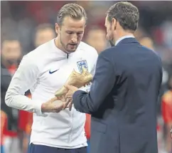  ?? ?? ↑ Southgate presents Kane with the Golden Boot award in 2018
