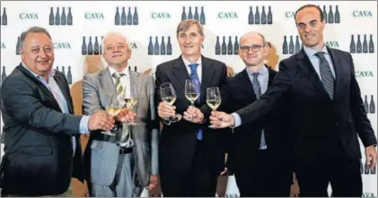  ?? / QUIQUE GARCÍA (EFE) ?? El presidente del Consejo Regulador del Cava, Javier Pagés (en el centro) brinda ayer en Barcelona con representa­ntes de la industria alimentari­a y vitiviníco­la y de la DOP Cava.