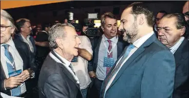  ?? PEDRO MADUEÑO ?? Javier Godó, conde de Godó, conversa con José Luis Ábalos, ministro de Fomento, ayer