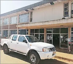  ?? (Pics: Thokozani Mamba) ?? The main gate to the buildings that house government ministries and the Siteki Magistrate Court including the Lubombo Regional Education Offices (REO). (R) The building housing the Lubombo Regional Education Offices in Siteki.