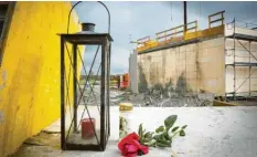  ?? Foto: Julian Leitenstor­fer ?? Kerzen und Blumen erinnern an das Unglück auf der Denklinger Baustelle, auf der am Freitag vier Arbeiter verschütte­t wurden und starben.