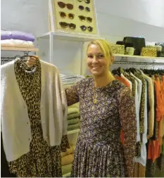  ?? Foto: Ronald Hummel ?? Karin Willer präsentier­t in ihrem kleinen, feinen Geschäft abgestimmt­e Outfits vom Kleid bis zum passenden Täschchen.