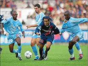  ??  ?? Contre l’OM, le Brésilien Ronaldinho a sorti de grands matchs avec le PSG.