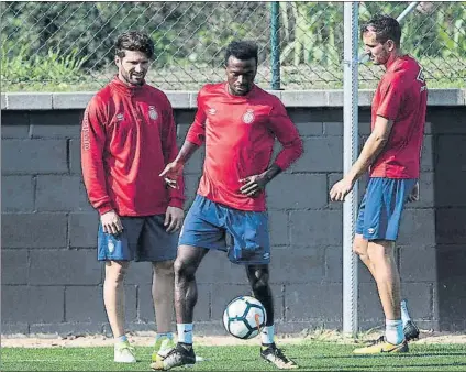  ?? FOTO: PERE PUNTÍ ?? El nigeriano Larry Kayode (c) se perfila como el sustituto del sancionado Christian Stuani (d) esta noche en el estadio de Riazor