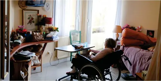  ?? ?? Le gouverneme­nt revendique une “réforme systémique” pour un “virage domiciliai­re”, permettant aux personnes âgées de rester le plus longtemps possible chez elles. (Crédits : Regis Duvignau)