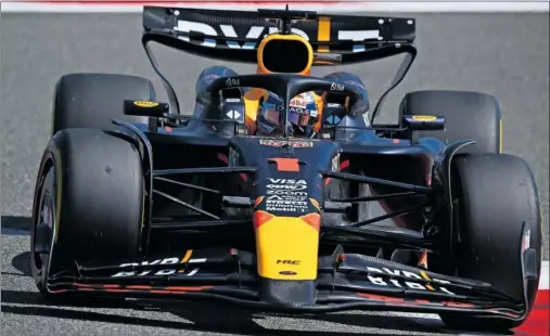  ?? ?? Max Verstappen pilota el Red Bull RB20 durante el primer día de test de pretempora­da 2024 en el circuito de Bahréin.