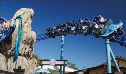  ?? ALEJANDRO TAMAYO — THE SAN DIEGO UNION-TRIBUNE ?? Seaworld San Diego celebrates its 60th anniversar­y in early April. Park visitors ride the Manta roller coaster in Mission Bay.